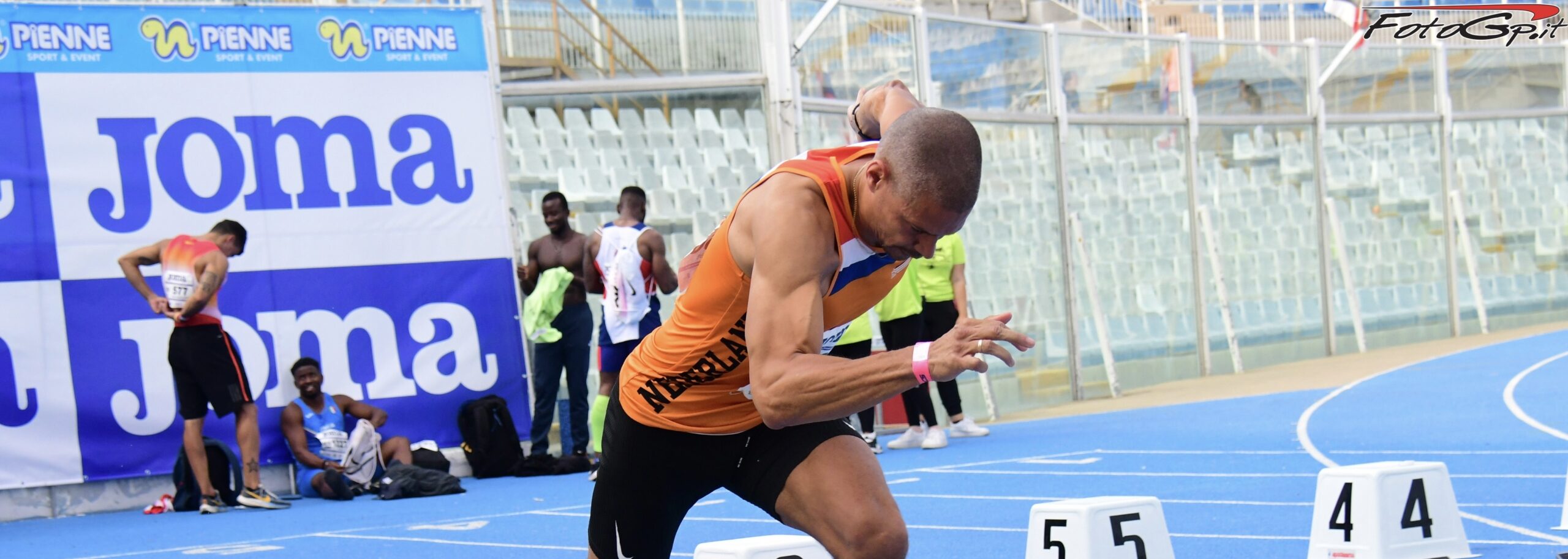 Fanatiek in atletiek: Creator Steve sprint op EK Masters in Italië
